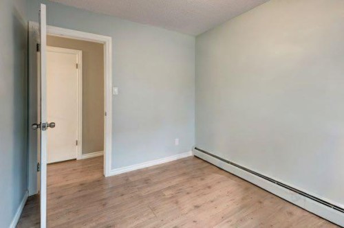 4-916 3 Avenue Nw, Calgary, AB - Indoor Photo Showing Other Room