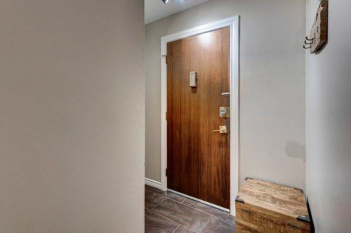 4-916 3 Avenue Nw, Calgary, AB - Indoor