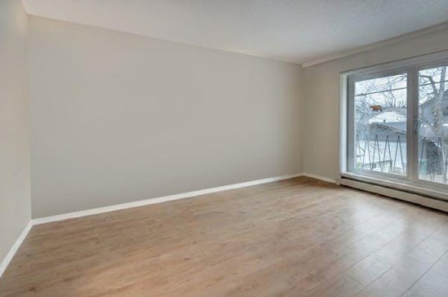 4-916 3 Avenue Nw, Calgary, AB - Indoor Photo Showing Other Room