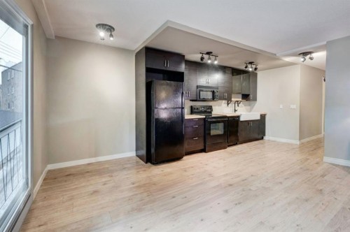 4-916 3 Avenue Nw, Calgary, AB - Indoor Photo Showing Kitchen