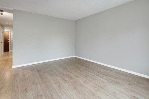 4-916 3 Avenue Nw, Calgary, AB - Indoor Photo Showing Other Room