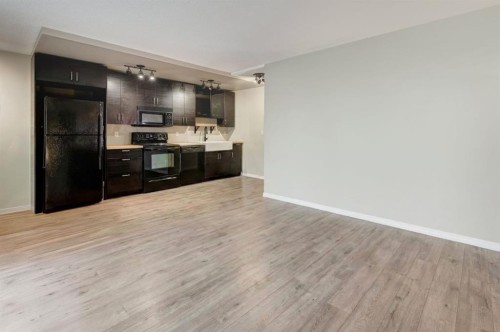 4-916 3 Avenue Nw, Calgary, AB - Indoor Photo Showing Kitchen