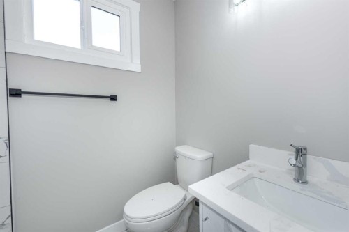7616 27 Street Se, Calgary, AB - Indoor Photo Showing Bathroom