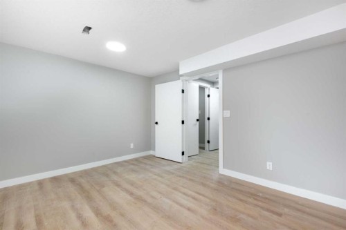 7616 27 Street Se, Calgary, AB - Indoor Photo Showing Other Room