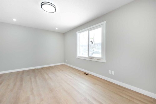 7616 27 Street Se, Calgary, AB - Indoor Photo Showing Other Room