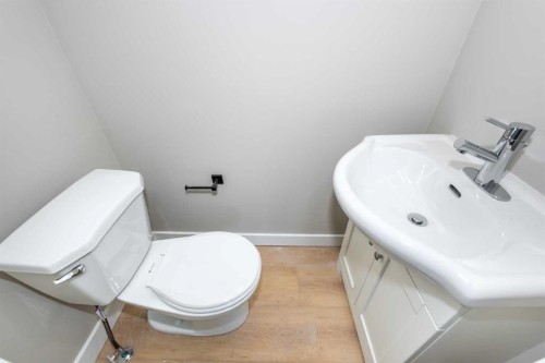 7616 27 Street Se, Calgary, AB - Indoor Photo Showing Bathroom