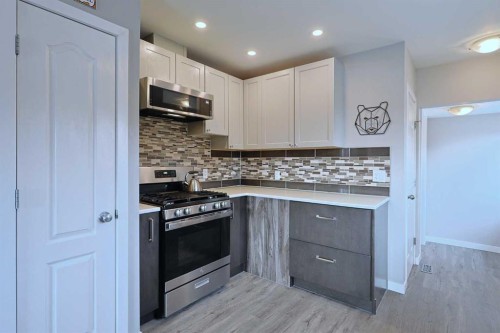 18 Maple Street, Okotoks, AB - Indoor Photo Showing Kitchen