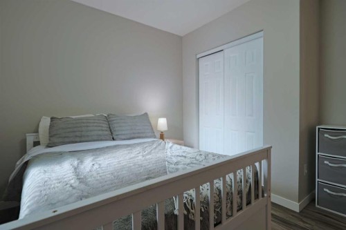 18 Maple Street, Okotoks, AB - Indoor Photo Showing Bedroom
