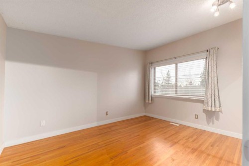 4936 40 Avenue Nw, Calgary, AB - Indoor Photo Showing Other Room