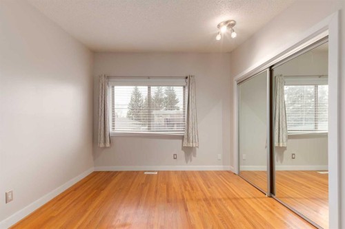 4936 40 Avenue Nw, Calgary, AB - Indoor Photo Showing Other Room
