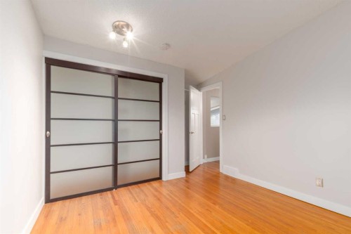 4936 40 Avenue Nw, Calgary, AB - Indoor Photo Showing Other Room