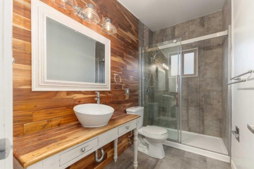 4936 40 Avenue Nw, Calgary, AB - Indoor Photo Showing Bathroom