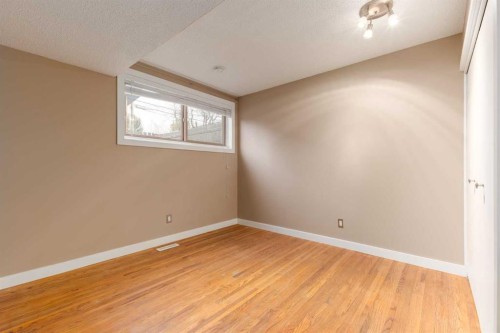 4936 40 Avenue Nw, Calgary, AB - Indoor Photo Showing Other Room