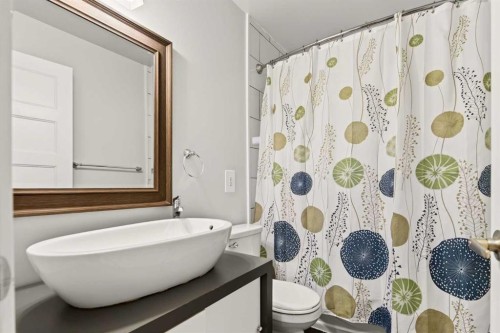 4936 40 Avenue Nw, Calgary, AB - Indoor Photo Showing Bathroom