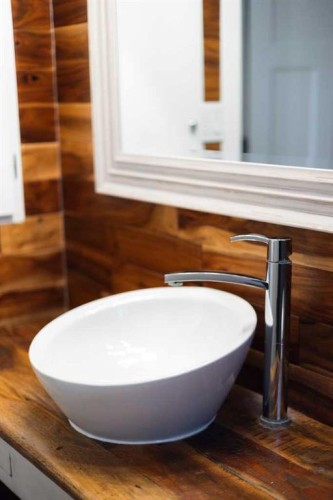 4936 40 Avenue Nw, Calgary, AB - Indoor Photo Showing Bathroom