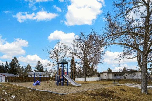 4936 40 Avenue Nw, Calgary, AB - Outdoor