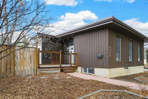 4936 40 Avenue Nw, Calgary, AB - Outdoor