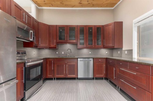 4936 40 Avenue Nw, Calgary, AB - Indoor Photo Showing Kitchen