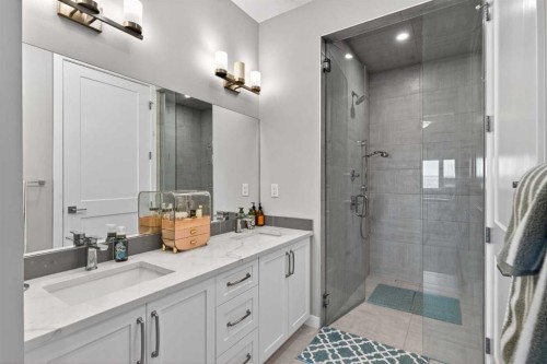206 Crestridge Common Sw, Calgary, AB - Indoor Photo Showing Bathroom
