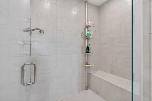 206 Crestridge Common Sw, Calgary, AB - Indoor Photo Showing Bathroom