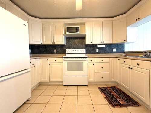 234 9 Street, Beiseker, AB - Indoor Photo Showing Kitchen