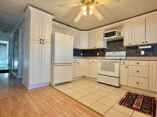 234 9 Street, Beiseker, AB - Indoor Photo Showing Kitchen