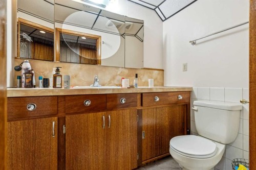 233 27 Avenue Ne, Calgary, AB - Indoor Photo Showing Bathroom