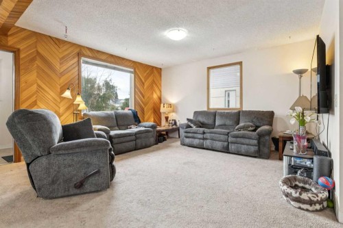 233 27 Avenue Ne, Calgary, AB - Indoor Photo Showing Living Room