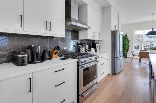 606 9 Avenue Ne, Calgary, AB - Indoor Photo Showing Kitchen