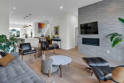606 9 Avenue Ne, Calgary, AB - Indoor Photo Showing Living Room With Fireplace