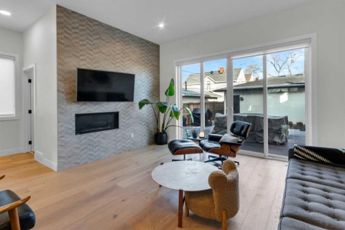 606 9 Avenue Ne, Calgary, AB - Indoor Photo Showing Living Room With Fireplace