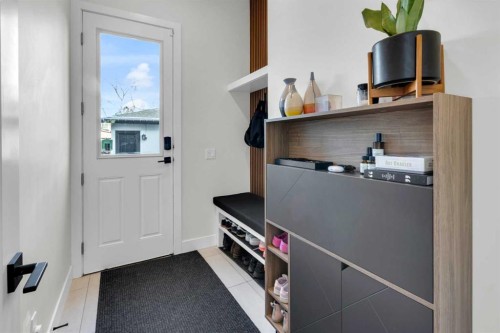 606 9 Avenue Ne, Calgary, AB - Indoor Photo Showing Other Room