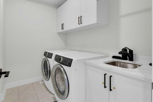 606 9 Avenue Ne, Calgary, AB - Indoor Photo Showing Laundry Room