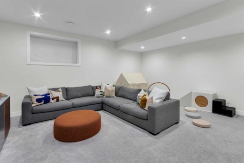 606 9 Avenue Ne, Calgary, AB - Indoor