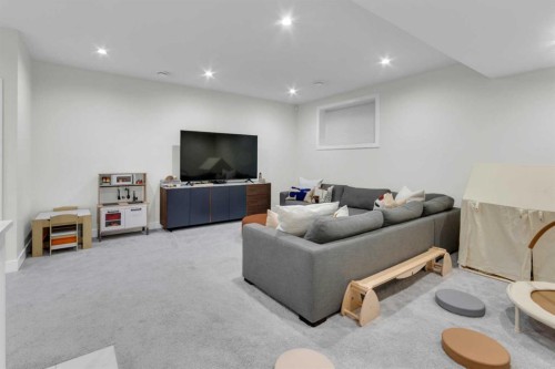 606 9 Avenue Ne, Calgary, AB - Indoor