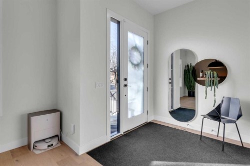 606 9 Avenue Ne, Calgary, AB - Indoor Photo Showing Other Room