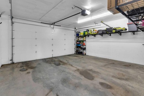 606 9 Avenue Ne, Calgary, AB - Indoor Photo Showing Garage
