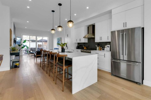 606 9 Avenue Ne, Calgary, AB - Indoor Photo Showing Kitchen With Upgraded Kitchen