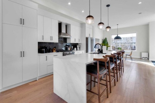 606 9 Avenue Ne, Calgary, AB - Indoor Photo Showing Kitchen With Upgraded Kitchen