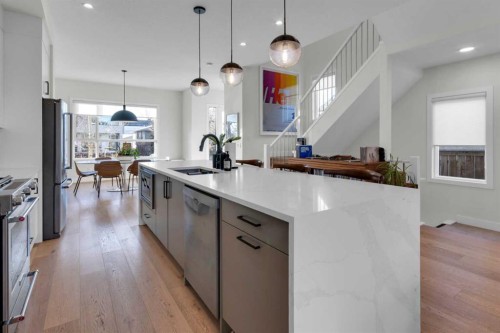 606 9 Avenue Ne, Calgary, AB - Indoor Photo Showing Kitchen With Upgraded Kitchen