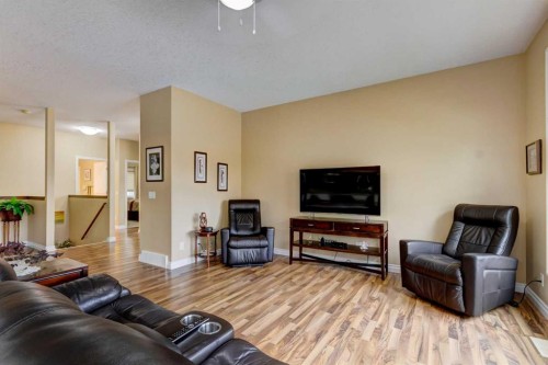 7-43 Westlake Circle, Strathmore, AB - Indoor Photo Showing Living Room