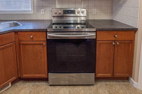 427 Saddlebrook Way Ne, Calgary, AB - Indoor Photo Showing Kitchen