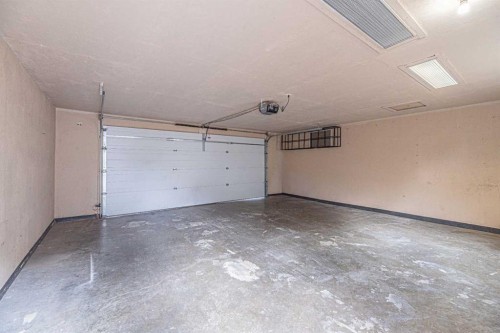 427 Saddlebrook Way Ne, Calgary, AB - Indoor Photo Showing Garage