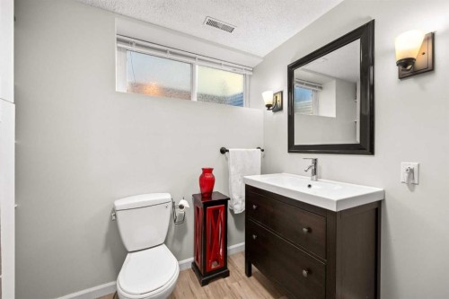 73 Sunset Heights, Cochrane, AB - Indoor Photo Showing Bathroom