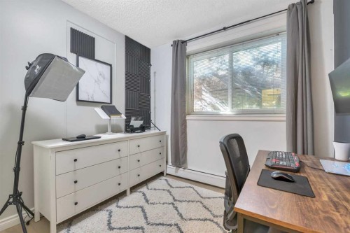 103-222 5 Avenue Ne, Calgary, AB - Indoor Photo Showing Office