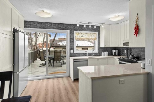 1399 Berkley Drive Nw, Calgary, AB - Indoor Photo Showing Kitchen