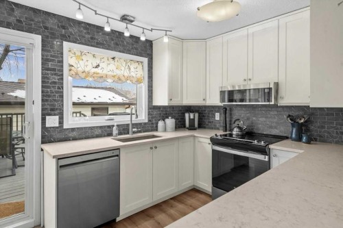 1399 Berkley Drive Nw, Calgary, AB - Indoor Photo Showing Kitchen