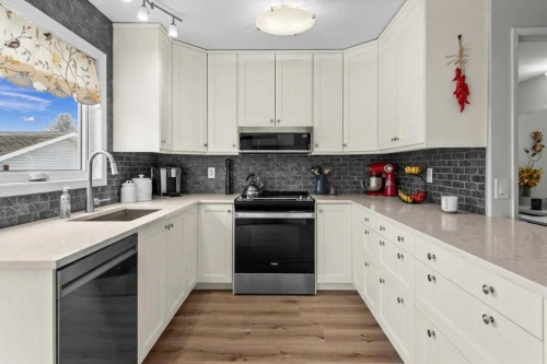 1399 Berkley Drive Nw, Calgary, AB - Indoor Photo Showing Kitchen With Upgraded Kitchen