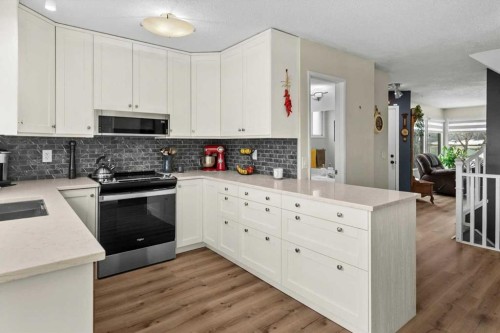1399 Berkley Drive Nw, Calgary, AB - Indoor Photo Showing Kitchen