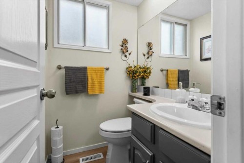 1399 Berkley Drive Nw, Calgary, AB - Indoor Photo Showing Bathroom